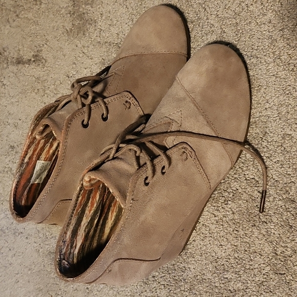 Tom's khaki platform booties size 7.5 - Picture 3 of 17